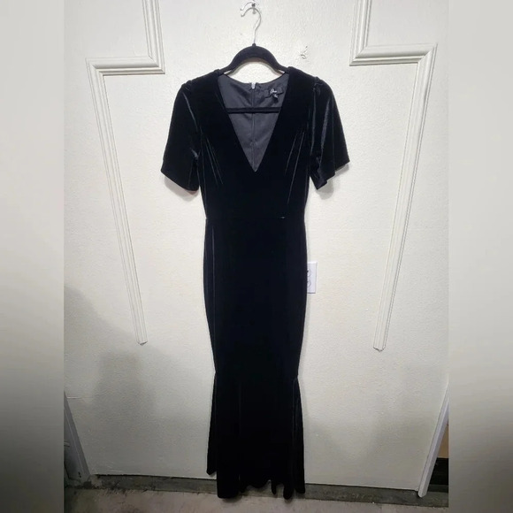 Lulu's Elegant Evenings Black Velvet Flutter Sleeve Trumpet Maxi Dress - Picture 6 of 12